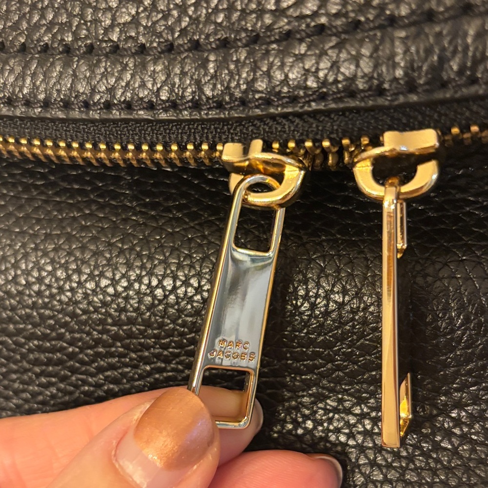 Marc Jacobs Black Pebbled Leather Shoulder Bag with Gold Hardware - Picture 2 of 7